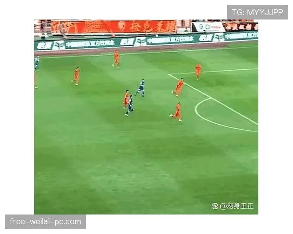 点球瞬间其他队员进入禁区，裁判该如何判罚规则拆解