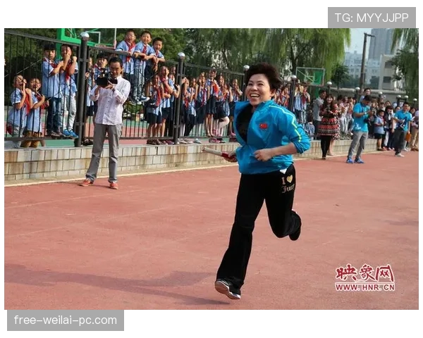 邓亚萍出门只拎个小包，结账那刻全场无语，我这月薪连背影都买不起